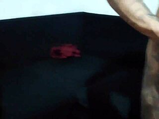 Peguei namorado e amigo se masturbando e aprontei com eles 😏