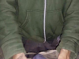 madrastra tetona me masturba con sus tetas y se traga mi leche