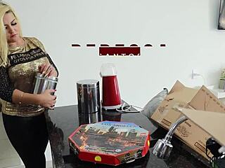 Minha vizinha me deu o cuzinhu antes de viajar pra itália