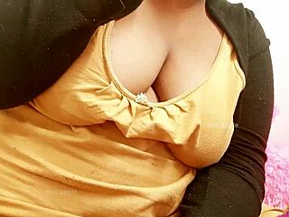 Bhutan bhabhi flaunts big boobs 😍