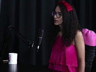 O fetiche dos clientes é ver ela gozando, recebendo pedidos pra ser dominadora e submissa