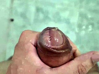 Punheta E Gozada No Banho