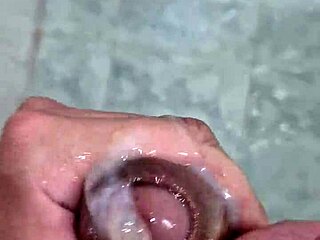 Punheta E Gozada No Banho