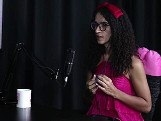 O fetiche dos clientes é ver ela gozando, recebendo pedidos pra ser dominadora e submissa