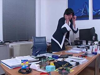 Strenge sekretärinnen 1 2 features amateurs with big asses and monster cocks.