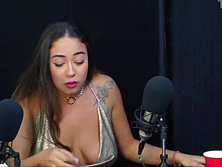 ela voltou novinha, peito gostoso, bem safada... white fairy in hot lesbian action