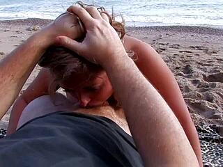 kleine blondine schlcukt und lasst sich jedes loch stopfen