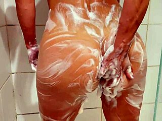 ele gozou bem fundo na minha bunda me fez querer mais gozar mais uma vez