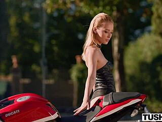 i'm kelly, a reformed bad girl who gets bord being good