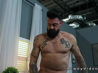 Tattooed muscle hunk fucks newbie's ass and cums 😏