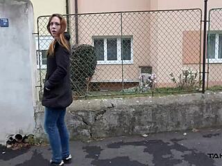 टैटू वाली लड़की पिछली सीट पर पैर फैलाती है