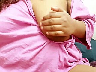 desi sexy aunty shows off her hot tits 😍