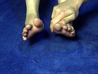 Foot massage with blue nails and oiled big butt for fetishists 😘