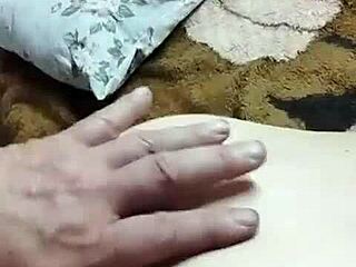 Horny young girl gives pussy to old man while talking to boyfriend on phone