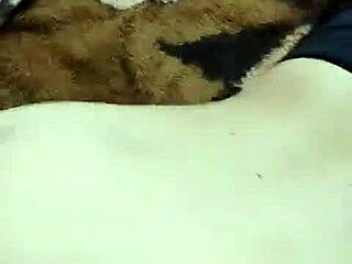 Horny young girl gives pussy to old man while talking to boyfriend on phone