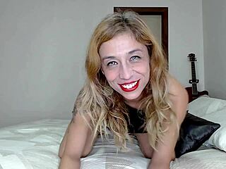 Latina rides with buttplug in her tight ass