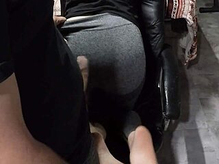 Oh man, check out this cute babe teasing with her ass and soles for a hot cumshot! Love those feet! 😍