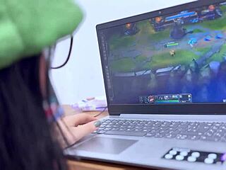 Soquei na bucetinha da novinha gamer enquanto ela jogava. Caught her riding me after!