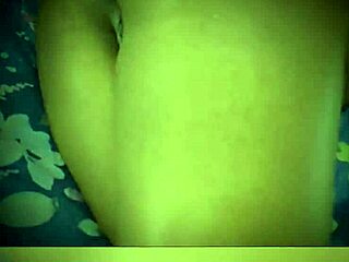 olha o rabo dessa gata com grande bunda