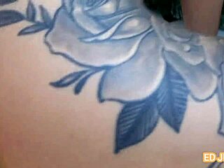 Torcedor da seleção holandesa fode o cu da torcedora brasileira sem camisinha.