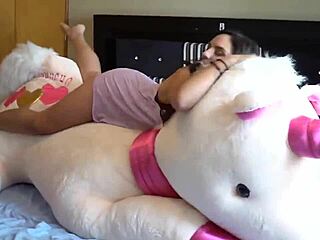 Yo, check Vania Manzano rockin’ sexy pajamas in HD, so hot!