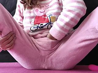 yo, watch my stepsister squirt from that wet shaved pussy