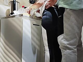 बॉयफ्रेंड मुझे कुकिंग लंच के दौरान कुकंबर प्ले से सरप्राइज करता है