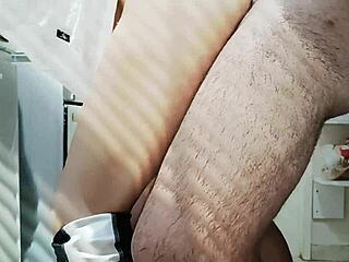 बॉयफ्रेंड मुझे कुकिंग लंच के दौरान कुकंबर प्ले से सरप्राइज करता है