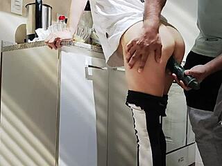 बॉयफ्रेंड मुझे कुकिंग लंच के दौरान कुकंबर प्ले से सरप्राइज करता है