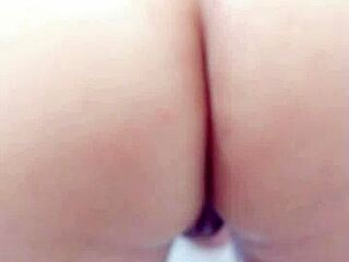 Teen wife shows her ass in a motel bathtub