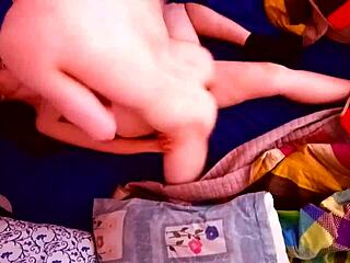 Latina amateur cums hard and squirts using a massive dildo in steamy solo.