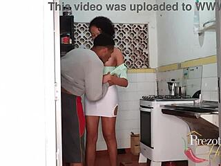 Sabrina Prezotte joins her husband to fuck Debora do Pop in the kitchen?