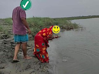 बौड़ी को रिवर ने झुकाकर चोदा