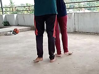 पड़ोसन की खूबसूरत बीवी को छत पर कैसे बहकाया दर्दनाक भाभी सेक्स के लिए?