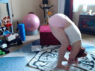 Hey, what’s Aurora Willows unboxing from her fan love gift?