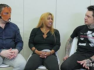 Foxy Chick in Butthole Madhouse for Therapy