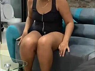 amiga de mi madre mostrando sus tangas para provocarme