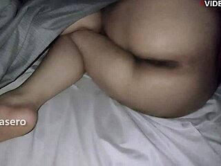 mi hermanastra en la cama, le cobré follando su gran culo 😈