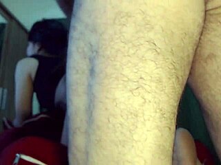 अरब लड़की हिजाब में लीक वीडियो को मदद के लिए रीमेक करती है