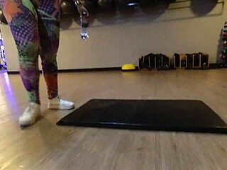 na academia sem calcinha treinando com tesão, blowjob e doggystyle público 🔥