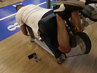 na academia sem calcinha treinando com tesão, blowjob e doggystyle público 🔥