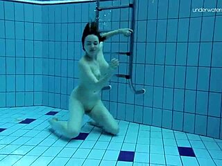 Lada Poleshuk reveals big tits in underwater pool show