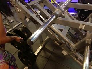 na academia sem calcinha treinando com tesão, blowjob e doggystyle público 🔥