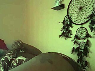 Nae feels pleasure playing with her twat in bed