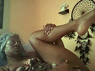 Nae feels pleasure playing with her twat in bed