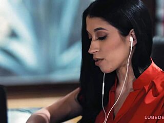 Online meeting got crashed by my saggy-titted lesbian girlfriend, wow! 😍