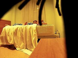 Oculta una cámara para grabar a la gorda mientras tiene sexo oral con él