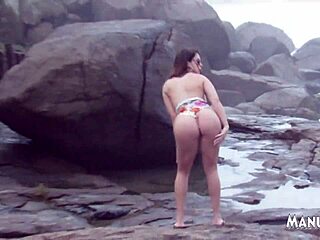 Couldn't hold back on the beach, masturbating my pussy right there? Full video by Rubens Badaró.