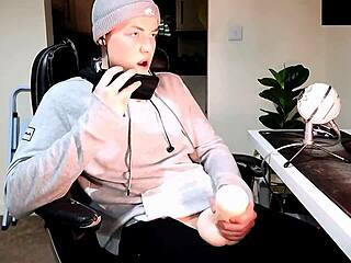 masturbating hard while chatting dirty on the phone with my girl