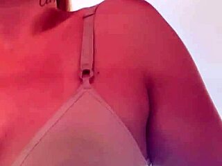 Eu Na Academia Fazendo Um Cardio Me Deu Muito Calor Tirei A Camiseta E Fiquei De Suti� O Tes�o Era Grande Bucetinha Toda Molhadinha